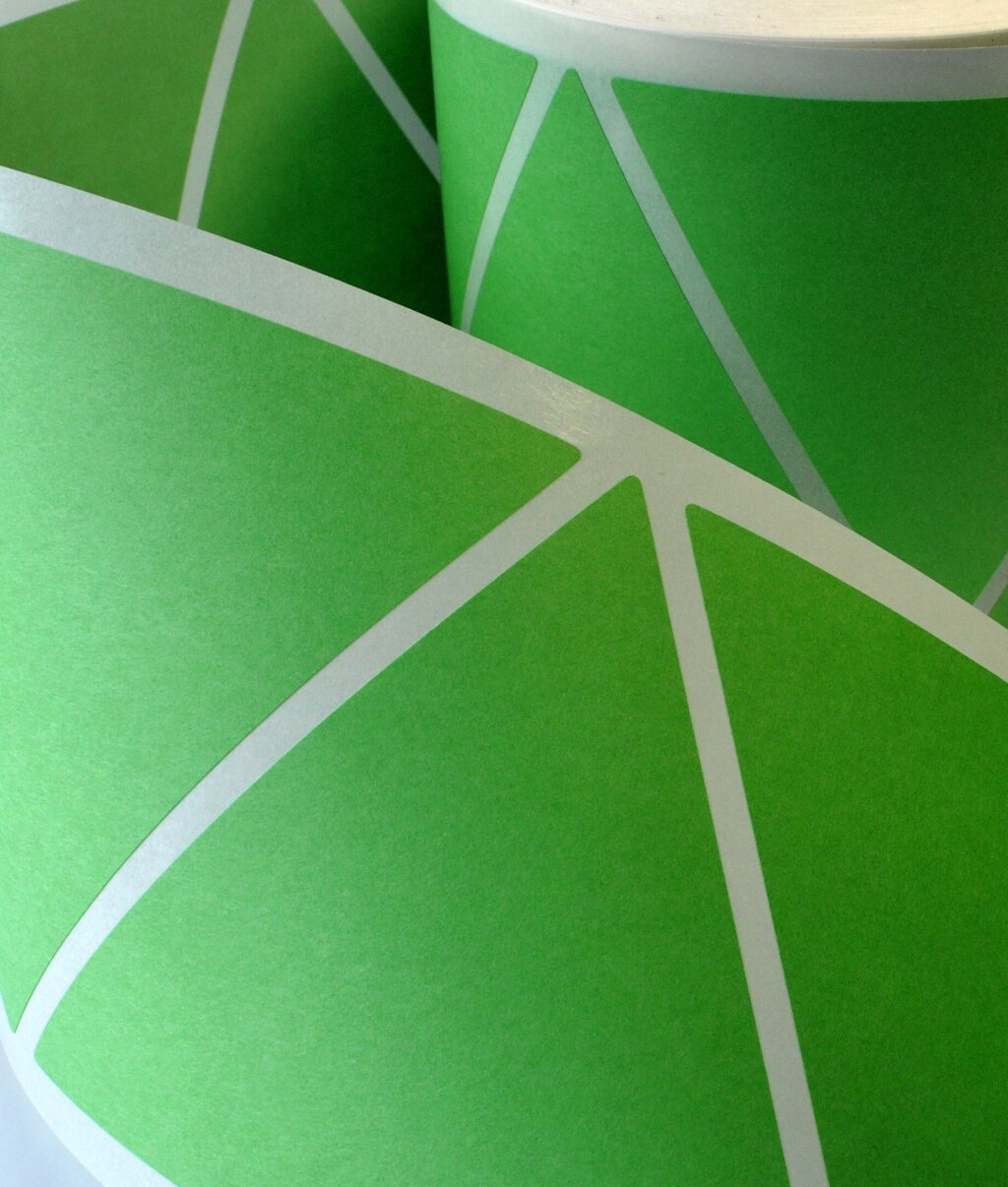 Grüne Blanko-Etiketten.